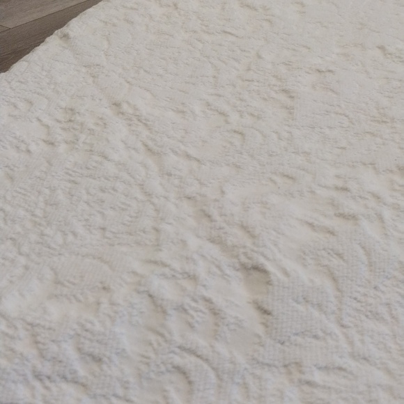 Elegant White Textured Coverlet - Picture 7 of 10